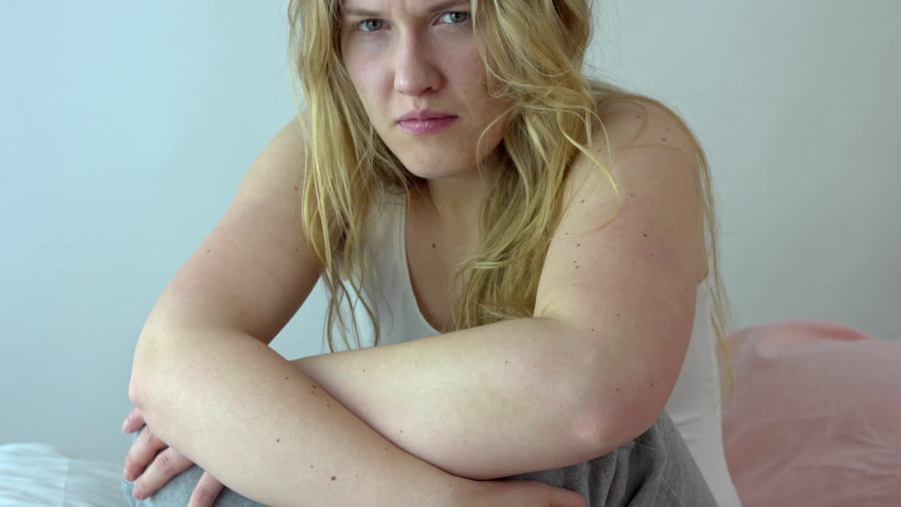 mujer llorando deprimida se sienta en la cama y llora