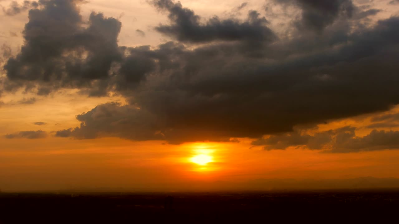 Zeitraffer von farbenfrohem, dramatischem Himmel mit Wolken bei Sonnenuntergang