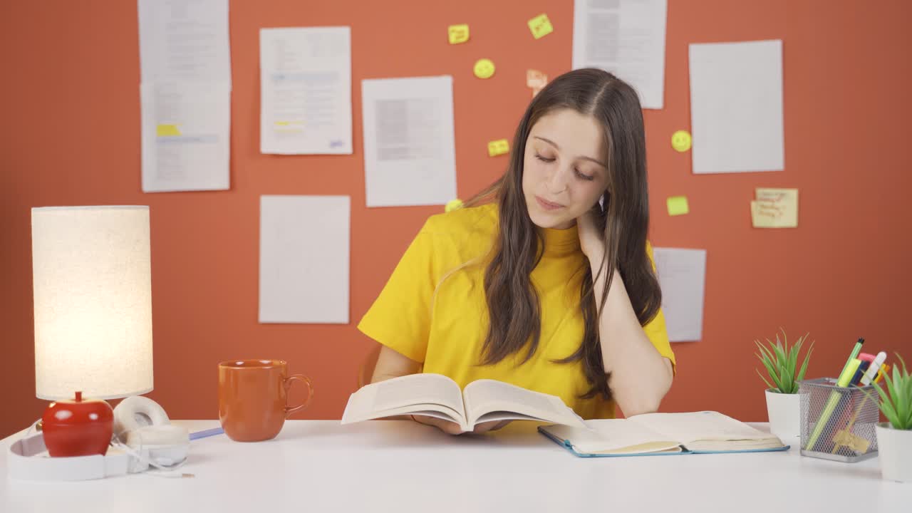 una niña leyendo un libro.