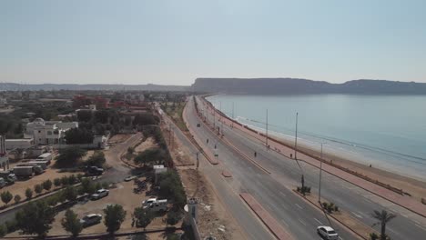 과거 교통량과 함께 gwadar의 해변 해안선 옆에 있는 조감도 해양 드라이브
