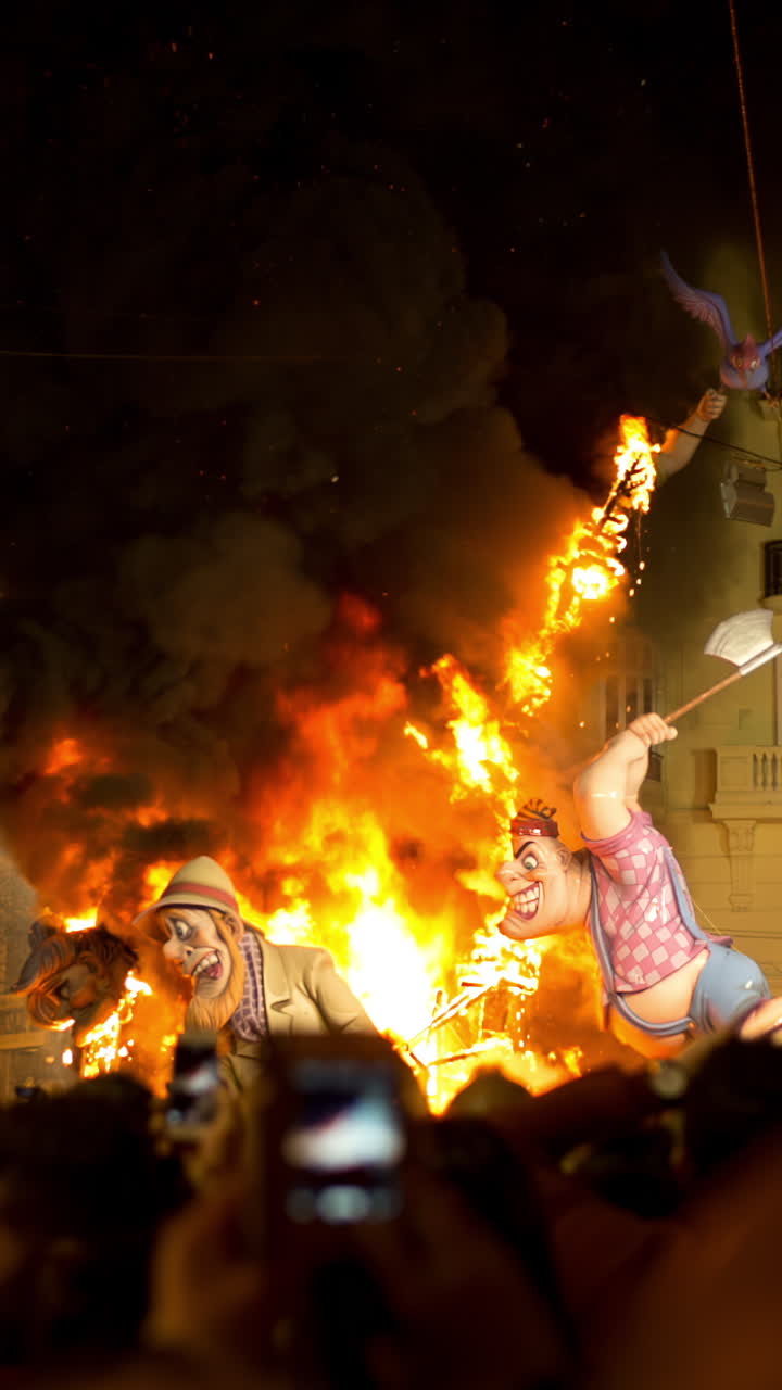 la noche final de las fallas en valencia donde las estatuas de papel mache se queman en vertical
