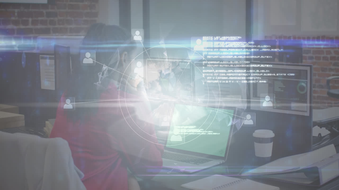 사무실에서 노트북을 사용하는 두 인종 여성 위에 지구를 가진 디지털 화면의 애니메이션