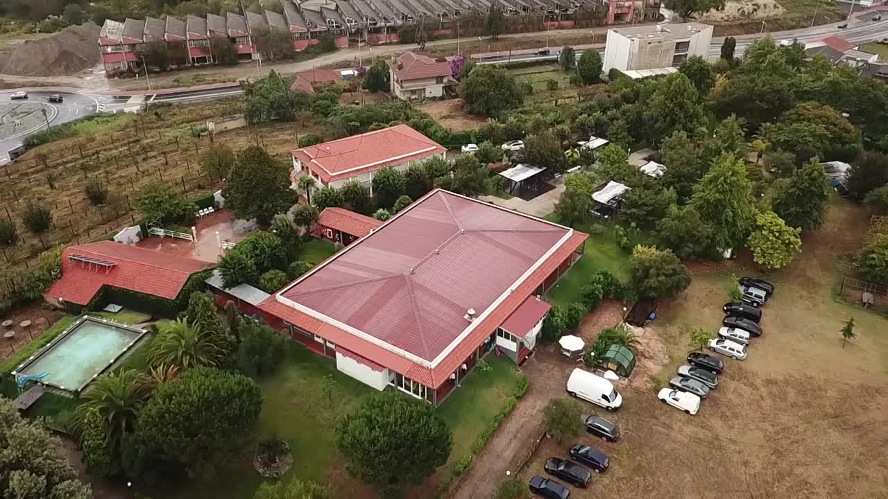 교통과 안개가 있는 작은 마을