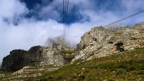 el teleférico asciende a la montaña de la mesa hacia las nubes