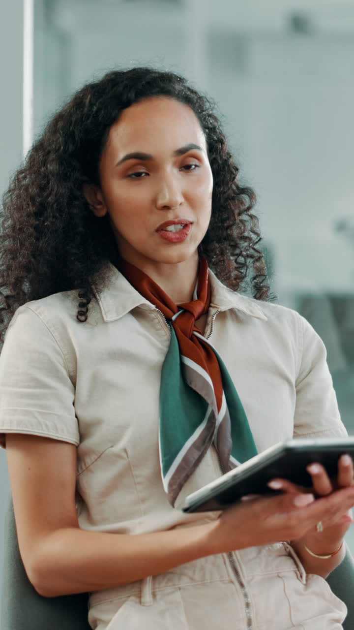 Mulher profissional falando e gesticulando enquanto segura um tablet