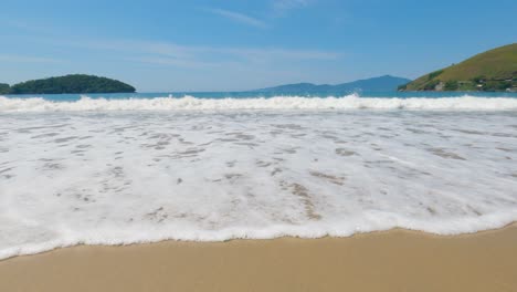 Ozeanwellen,-Die-Auf-Den-Strandsand-Krachen