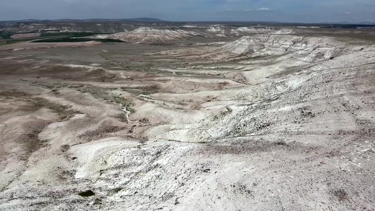 Vista aerea di aride colline di gesso bianco e paesaggio desertico.