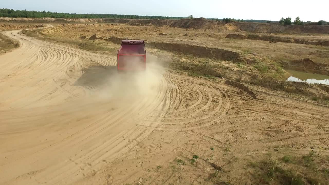 광산에 있는 덤프 트럭