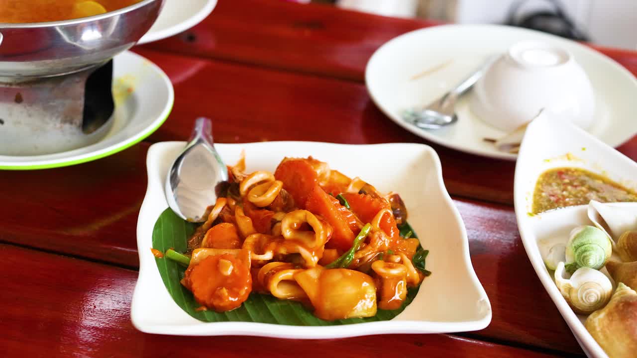 아오  레스토랑 에서 소금 달 과 함께 긴 오징어