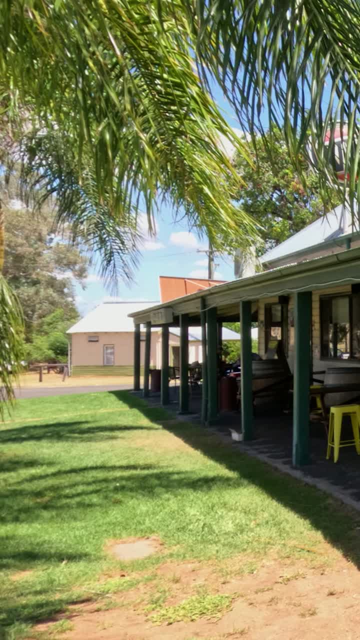 상점 밖에서 도착하고 교류하는 개인들.