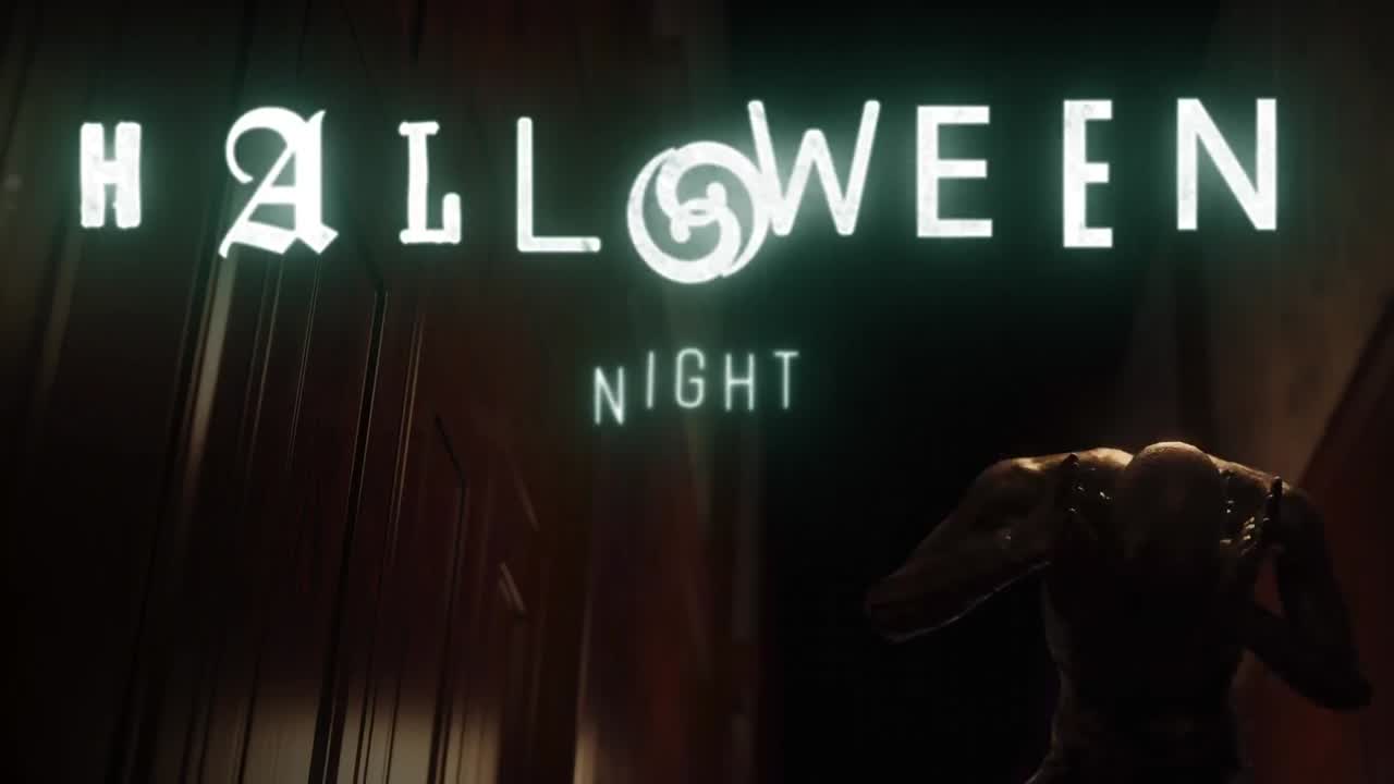 animación del texto de la noche de halloween sobre una figura zombie aterradora en un pasillo oscuro sosteniendo la cabeza con dolor