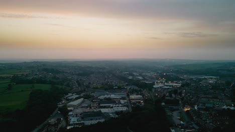 Explore-Heckmondwike,-Reino-Unido,-A-Través-De-Imágenes-De-Drones:-Industria,-Calles,-Casco-Antiguo-Y-El-Ambiente-De-Las-Noches-De-Verano-De-Yorkshire.