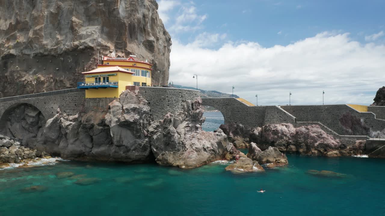 대서양의 탁 트인 전망을 갖춘 바위 절벽으로 지어진 레스토랑