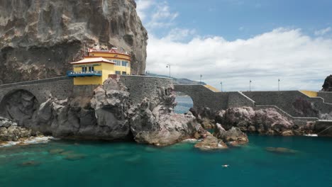 Restaurante-Construido-En-Un-Acantilado-Rocoso-Con-Mirador-Panorámico-Del-Océano-Atlántico