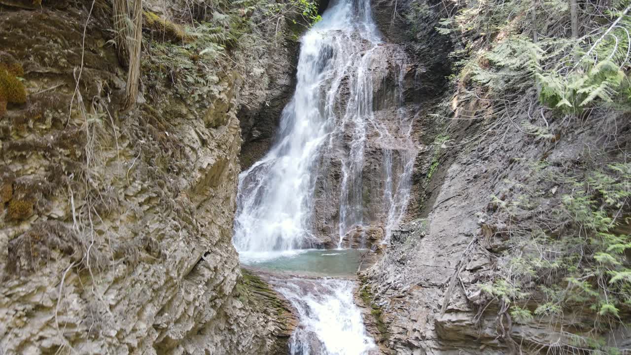 las tranquilas y serenas cataratas margaret caen en cascada por una exuberante ladera de la montaña en el parque provincial herald, columbia británica, canadá