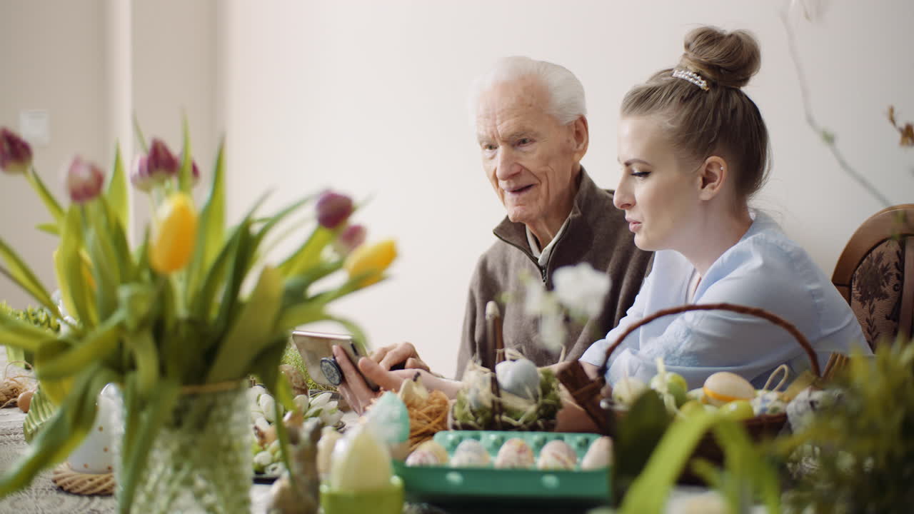 부활절 휴일에 셀카 사진을 찍는 노인 남녀 3