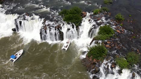 Dos-Paseos-En-Embarcaciones-Semirrígidas-Contemplando-En-Las-Turbulentas-Aguas-Los-Saltos-Del-Moconá