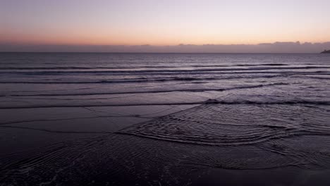 Drohnenaufnahme-Zur-Goldenen-Stunde-über-Dem-Strand-Und-Den-Wellen-Des-Pazifischen-Ozeans