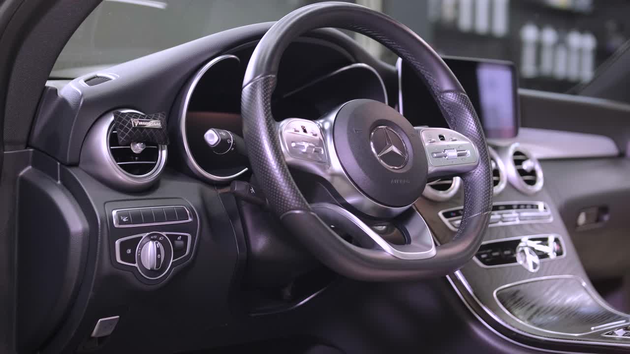 interior limpio y lujoso de un coche nuevo, con comodidades modernas y características avanzadas.