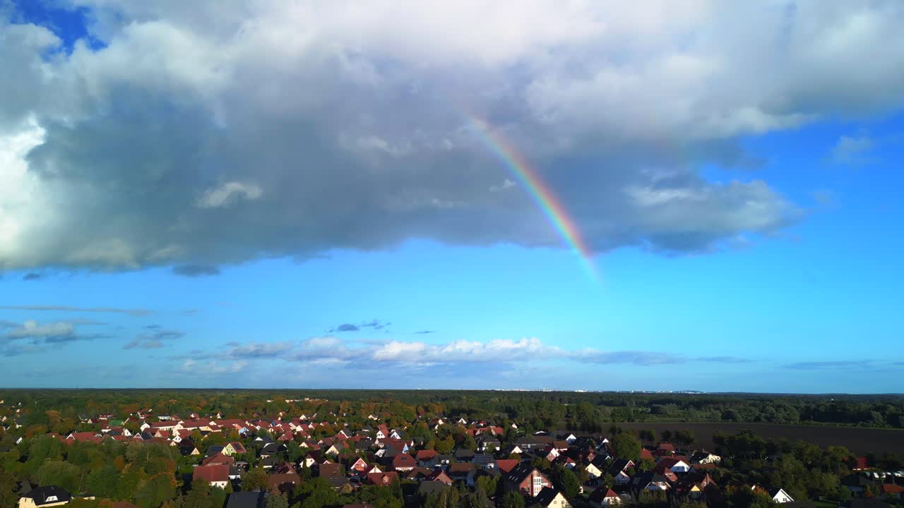 arco iris en cielo azul, gran nube