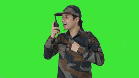 Feliz-Hombre-Del-Ejército-Indio-Dando-Instrucciones-En-La-Pantalla-Verde-Del-Walkie-Talkie