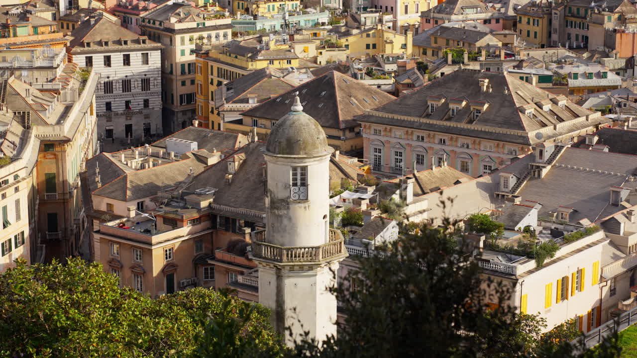 Filmato aereo con drone dall'alto sul centro storico di Genova, Italia, con il suo antico paesaggio urbano.