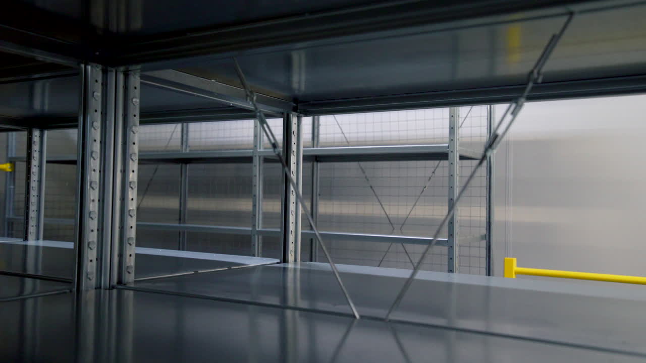 пустые стеллажи для хранения металла