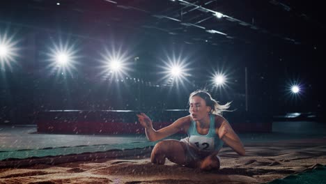 campeonato de salto de longitud: atleta femenina profesional que corre en pista y salto de distancia. determinación, motivación, inspiración de una mujer deportiva exitosa que celebra un resultado récord. cámara lenta