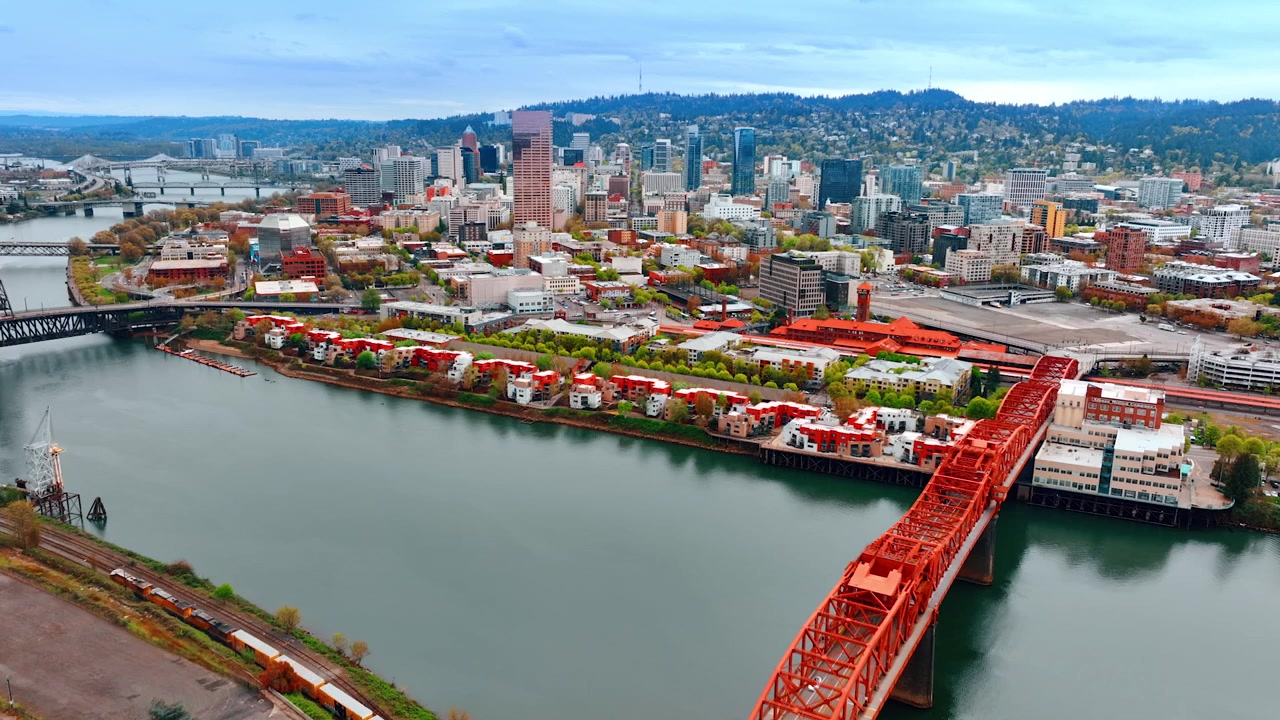 Il Broadway Bridge, un ponte levatoio sul fiume Willamette a Portland, Oregon, Stati Uniti. Vista dall'alto sugli altri ponti sopra il fiume e un bellissimo paesaggio urbano al tramonto.