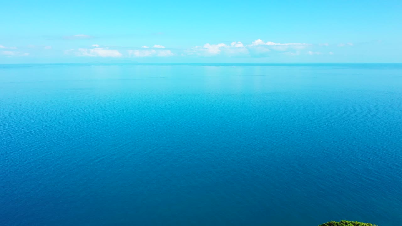 열대 섬 무성한 초목 곶과 베트남의 흰 구름과 함께 밝은 하늘을 반사하는 푸른 바다가 있는 아름다운 해변