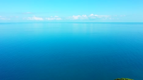 hermosa playa con isla tropical exuberante vegetación cabo y mar azul que refleja un cielo brillante con nubes blancas en vietnam