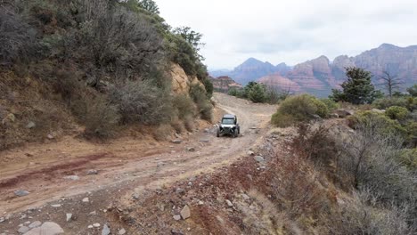 亞利桑那州塞多納 (sedona) 的宏偉紅岩岩層上的atv巴吉公路體驗