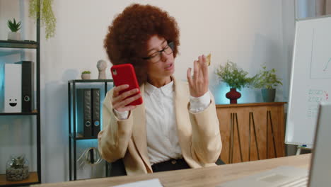 mujer de negocios haciendo compras en línea, pagos, compras con tarjeta de crédito, teléfono inteligente en la oficina