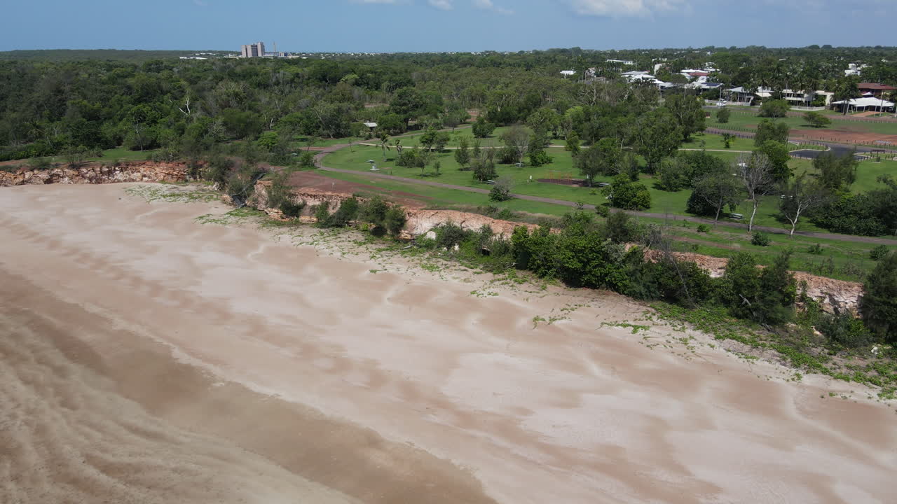 Ripresa aerea lenta con drone delle scogliere a Casuarina Beach a Darwin, Territorio del Nord.