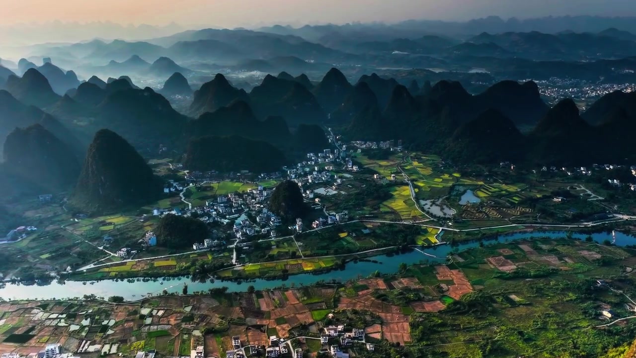 Campos cultivados e arquitetura de assentamento tradicional espalhados por uma ampla bacia hidrográfica