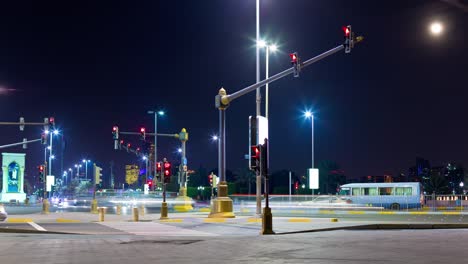iluminación nocturna de abu dhabi tráfico cruce de carreteras panorama 4k lapso de tiempo uae