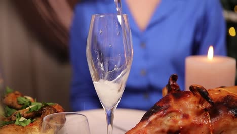 cena de navidad con cerdo asado y champán.