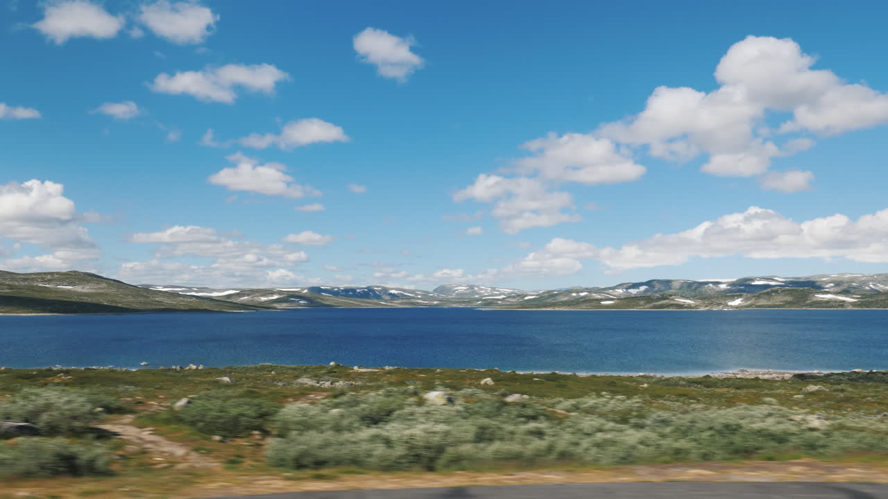 hermoso paisaje de la vista rural de noruega desde la ventana del autobús 4k video