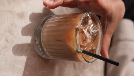 café helado en un vaso
