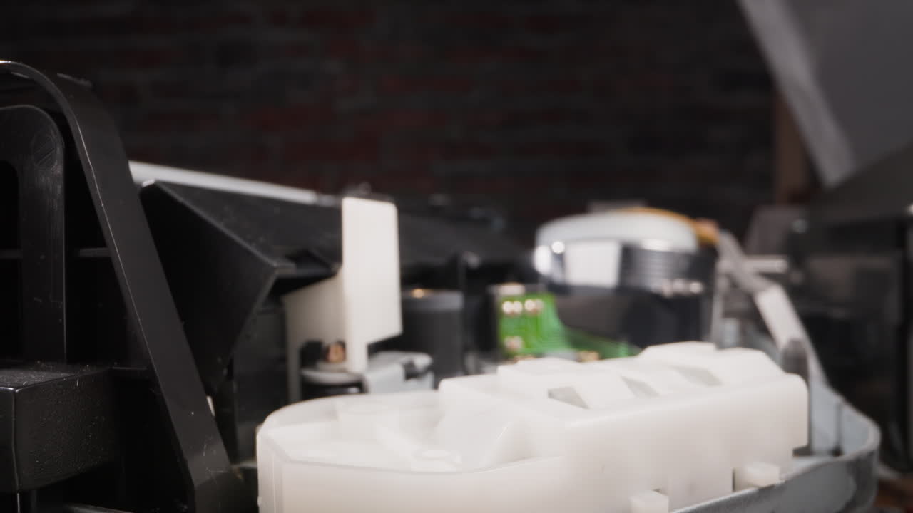 el grabador de video pone la cinta en el casete y lee la información