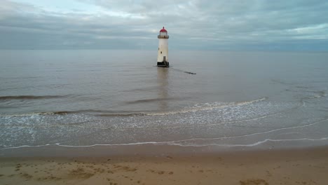 punto del faro de ayr desde la playa durante la marea alta en talacre, gales, reino unido