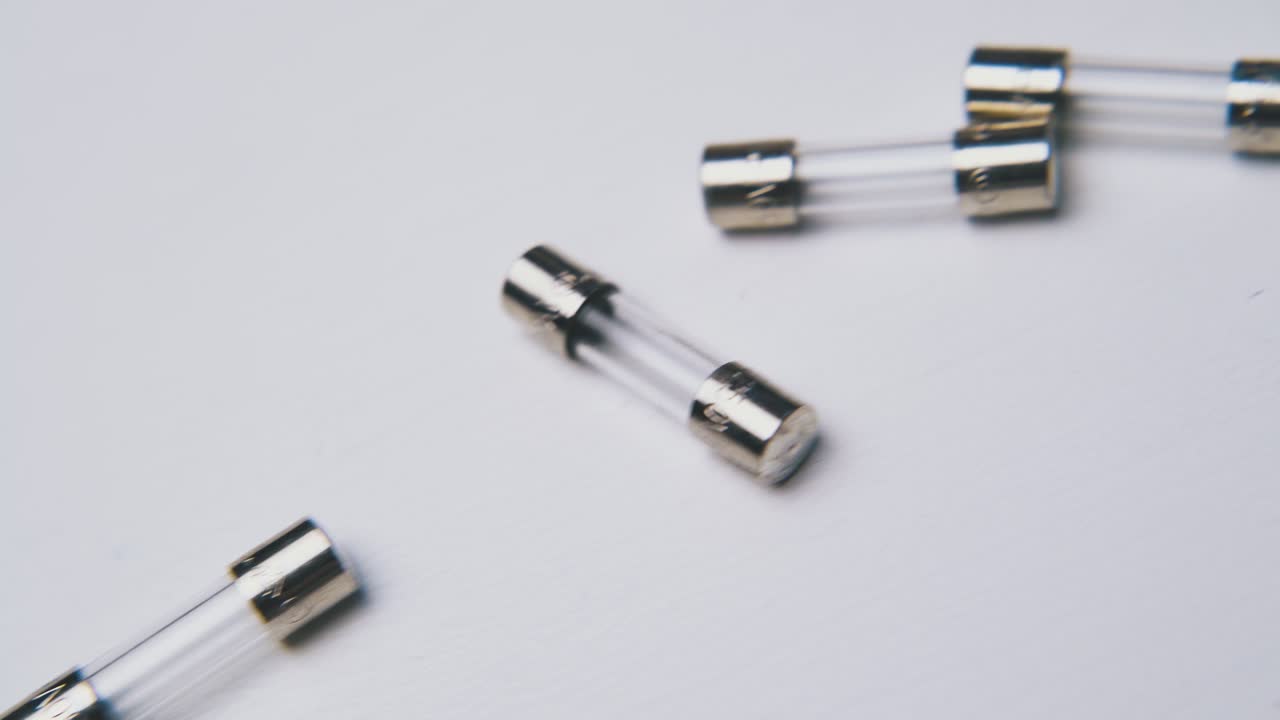 movimiento sobre fusibles de cartucho de vidrio sobre un fondo blanco limpio