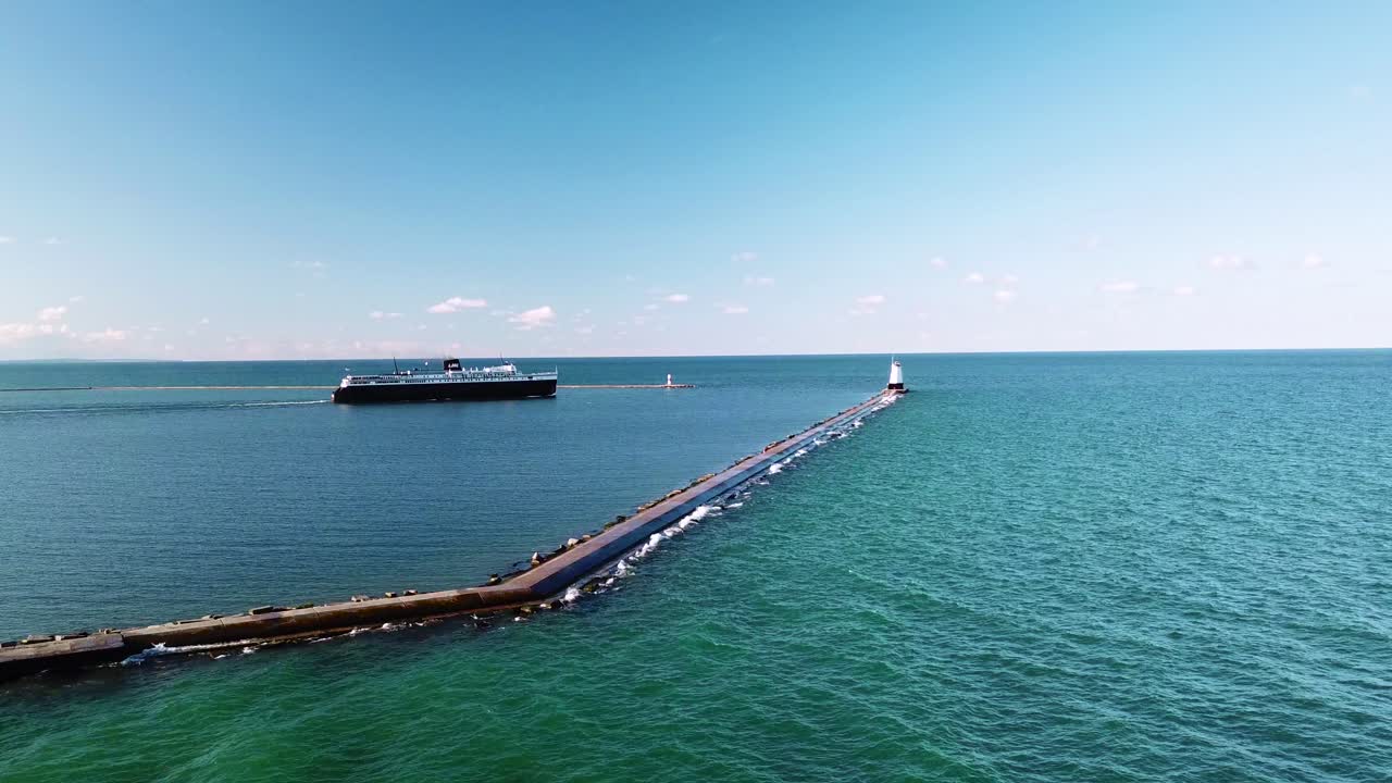 미시간 호수를 여행하는 ss 오소리 페리 보트 위의 공중