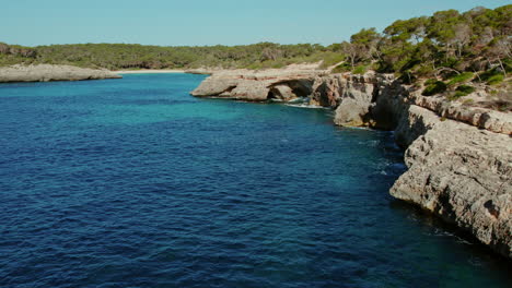 Aguas-Cristalinas-Y-Acantilados-Rocosos-A-Lo-Largo-De-Las-Playas-De-Cala-Mondragó-Y-S&#39;Amarador-En-Mallorca,-España.