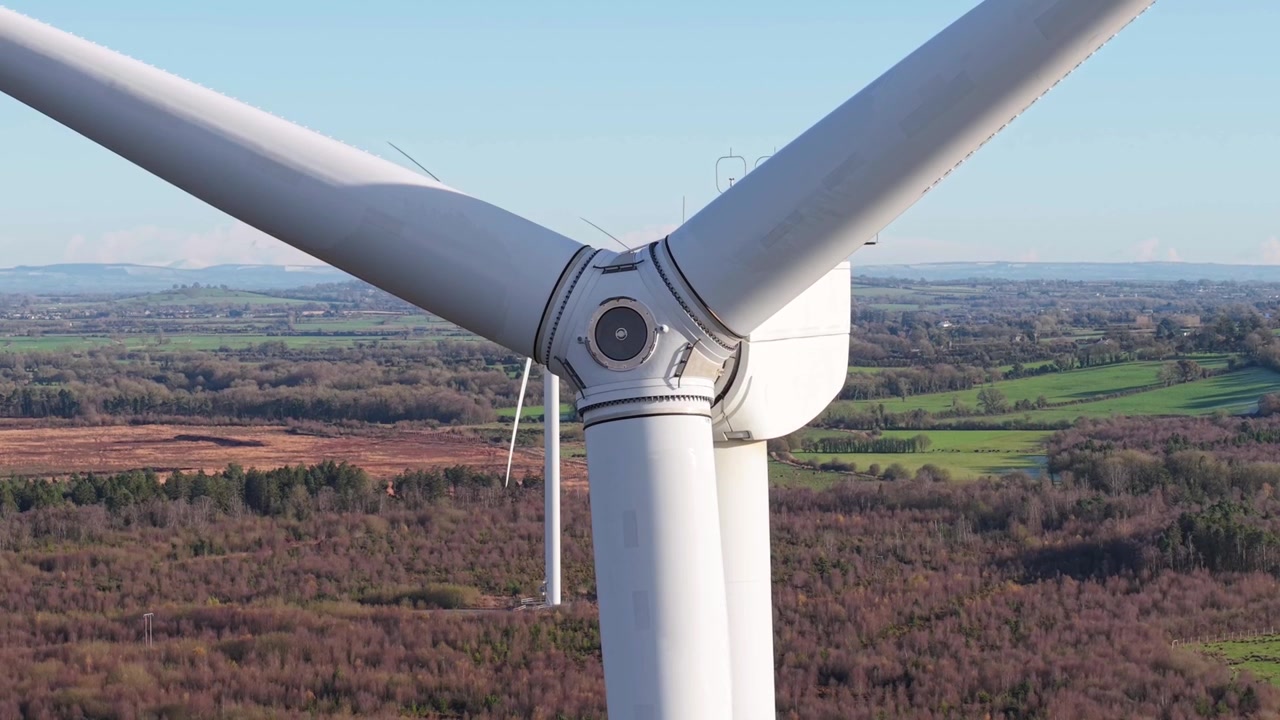 Turbine eoliche che girano nella pittoresca Laois, Irlanda, mostrando l'energia verde.