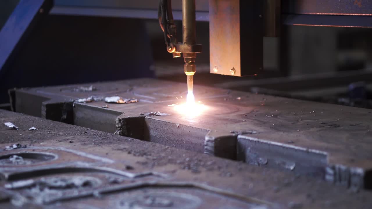 плазменная режущая машина в работе