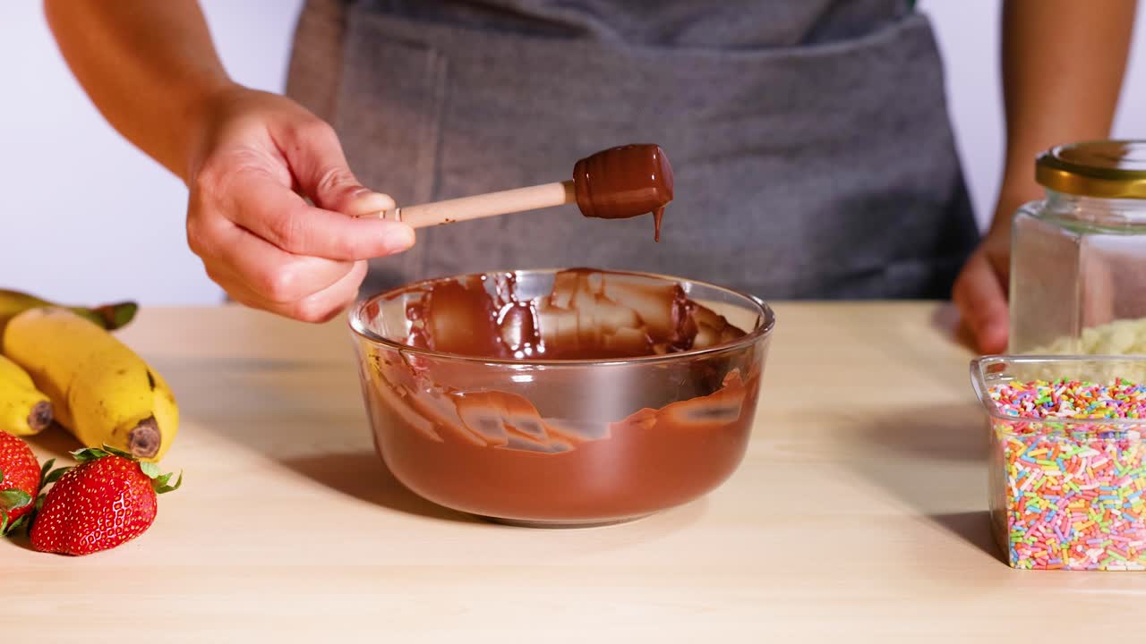 Mescolare cioccolato con banane e fragole