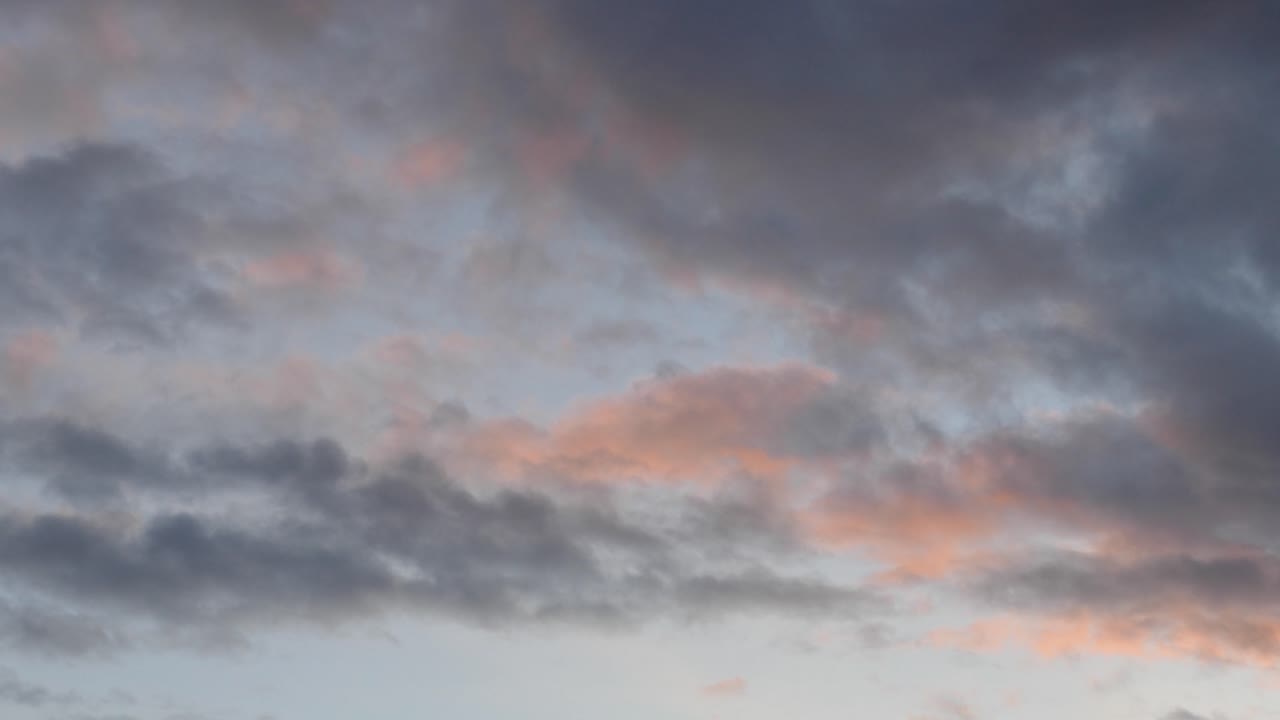 하늘에서 빠르게 움직이는 구름