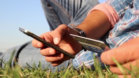 Joven-Shoping-Online-Con-Tarjeta-De-Crédito-Y-Smartphone