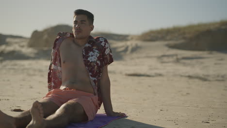 un joven tomando el sol.
